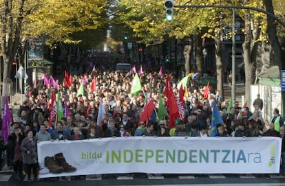 Manifestaci&oacute;n de EH BILDU en las calles de Bilbao, ayer, en contra de la Constituci&oacute;n.