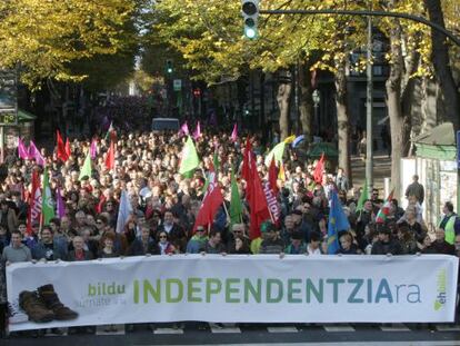 Manifestaci&oacute;n de EH BILDU en las calles de Bilbao, ayer, en contra de la Constituci&oacute;n.