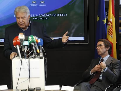 El expresidente del Gobierno Felipe González y el expresidente José María Aznar, durante el acto celebrado en Madrid por Leopoldo López