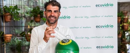 Óscar Pereiro, embajador de Ecovidrio en la Vuelta a España, posa con un miniglú solidario especial para la ronda ciclista.