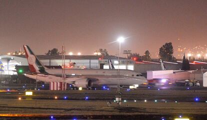 El nuevo avión presidencial aterriza en el aeropuerto de la Ciudad de México.