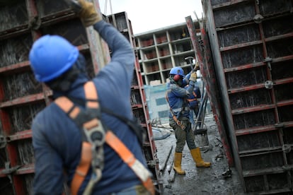 Empleados de la construcción en una obra en Bogotá, en mayo de 2020.