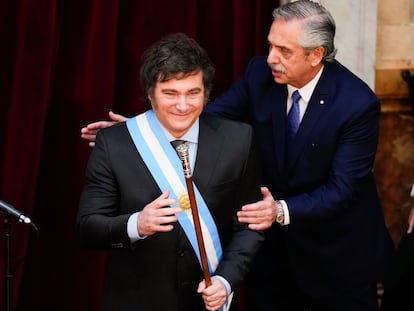 Javier Milei, luego de recibir el bastón presidencial de manos de Alberto Fernández, el 10 de diciembre.