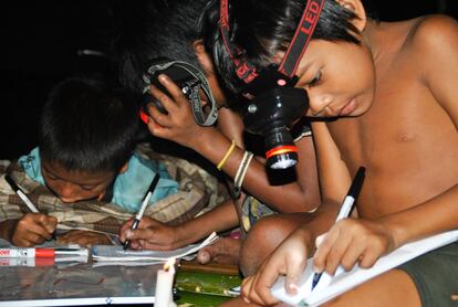 Más de 300 niños de la tribu aborigen de Sumatra han aprendido a leer y escribir desde hace 15 años gracias a Sokola Rimba, creada por la antropóloga Butet Manurung.