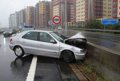 Accidente de circulación en la autovía de circunvalación de Vigo debido al temporal de lluvia. La mitad de las incidencias —103— tuvo que ver con la caída de árboles y ramas. También se registraron 18 incidencias por agua en carreteras