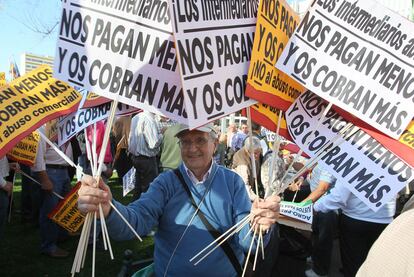 Un agricultor reparte carteles para la protesta convocada ayer en las calles de Córdoba.