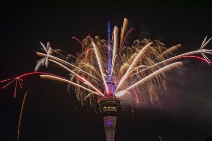 Mais de 5 minutos de fogos de artifício na torre de comunicações Sky Tower deram as boas-vindas ao Ano Novo em Auckland (Nova Zelândia).