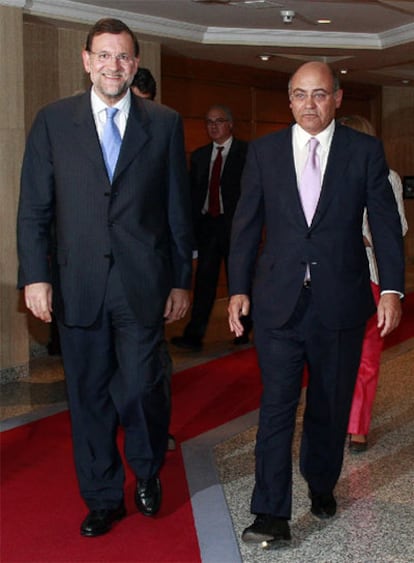 Rajoy (izquierda) y Díaz Ferrán, en la sede de la CEOE.