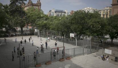 Alumnes al pati d'un centre amb alt nivell de segregació escolar a Barcelona.