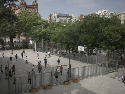 Alumnes al pati d'un centre amb alt nivell de segregació escolar a Barcelona.