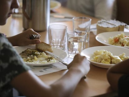 Un niño, durante el almuerzo en un comedor escolar en un colegio de la región.