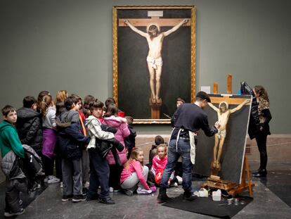 Una visita escolar, ante el 'Cristo cucificado' de Velázquez, en el Museo del Prado.