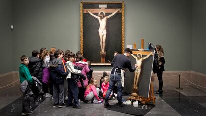 Una visita escolar, ante el 'Cristo cucificado' de Velázquez, en el Museo del Prado.