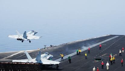 Un F/A-18E Super Hornet despega del portaaviones USS George H. W. Bush, apostado en el golfo Pérsico.