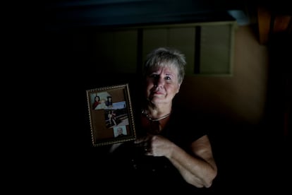 Patricia Strier posa con la fotografía de su hermana Mirta, víctima del atentado, en su casa en Buenos Aires.