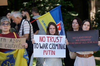 Familiares de prisioneros de guerra y personas desaparecidas participan en una manifestación frente a la embajada de Estados Unidos en Kiev.