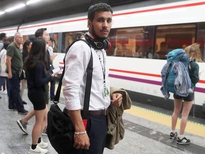 Jamal el Anbi Imrani, en la estación de Sol de Cercanías de Renfe. 