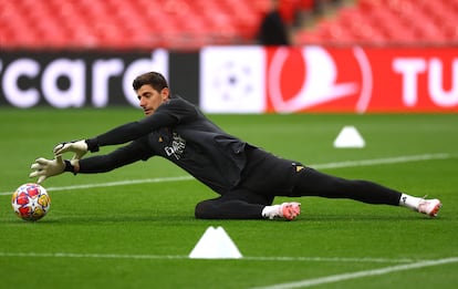 El portero del Real, Thibaut Courtois, entrena en Wembley. 