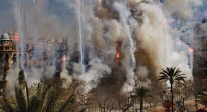 'Mascletá en la plaza del Ayuntamiento de Valencia