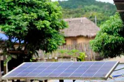 Placa solar instalada en uno de los pueblos del norte de Tailandia.