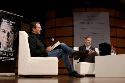 El escritor colombiano Juan Gabriel Vásquez conversa con el expresidente Juan Manuel Santos.