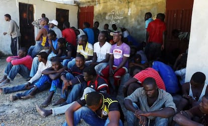 Inmigrantes descansan este lunes despu&eacute;s de haber sido rescatados por los guardacostas libios cerca de Tr&iacute;poli.