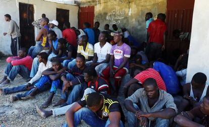 Inmigrantes descansan este lunes después de haber sido rescatados por los guardacostas libios cerca de Trípoli.