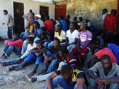 Inmigrantes descansan este lunes despu&eacute;s de haber sido rescatados por los guardacostas libios cerca de Tr&iacute;poli.