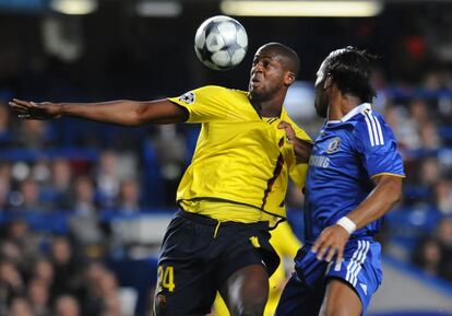 Yaya Touré, con el Barcelona, en un partido de Champions League ante el Chelsea. En la imágen, pugna por un balón con Didier Drogba.