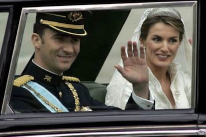 Los príncipes de Asturias saludan a los madrileños tras su enlace.