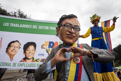 Miles de seguidores se reúnen en una marcha pacífica para apoyar al presidente Gustavo Petro, en Bogota.