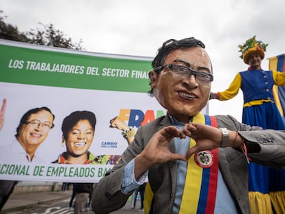Miles de seguidores se reúnen en una marcha pacífica para apoyar al presidente Gustavo Petro, en Bogota.