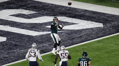 Nick Foles recibe el bal&oacute;n tras confundir a la defensa de los Patriots y consigue el touchdown.