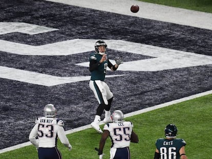 Nick Foles recibe el bal&oacute;n tras confundir a la defensa de los Patriots y consigue el touchdown.