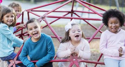 Varios niños juegan en el parque.