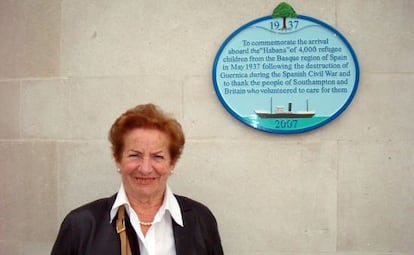 Carmen Fernández Learra, delante de la placa conmemorativa instalada en el edificio Civic Centre de Southampton, con motivo del 70º aniversario de la llegada de los niños vascos a la ciudad inglesa.