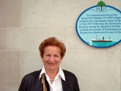 Carmen Fernández Learra, delante de la placa conmemorativa instalada en el edificio Civic Centre de Southampton, con motivo del 70º aniversario de la llegada de los niños vascos a la ciudad inglesa.