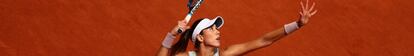 Muguruza sirve durante el partido contra Georges.