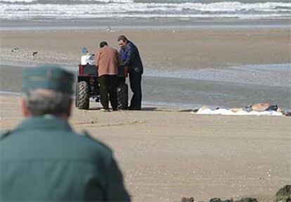 Recogida en la playa de Valdelagrana (Cádiz) de un cadáver del naufragio del 25 de octubre.