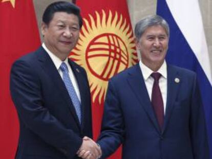El presidente de China, Xi Jinping (i), estrecha la mano de su homólogo kirguizo, Almazbek Atambayev, durante la cumbre de la Organización de Cooperación de Shanghái (SCO) en el Gran Palacio del Pueblo, en Biskek (Kirguizistán) ayer.