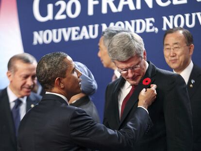 Barack Obama observa la amapola conmemorativa del armisticio de la I Guerra Mundial del primer ministro de Canadá, Stephen Harper.