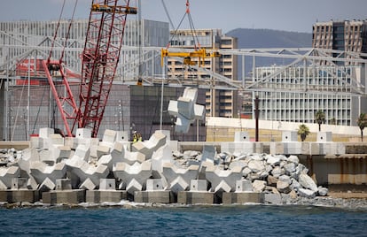 Construcción del nuevo dique del Port Fórum.