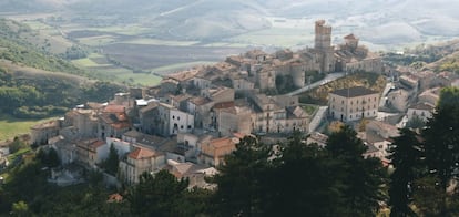 Campodimele es un pequeño pueblo de 670 habitantes en lo alto de las montañas Aurunci, a unos 130 kilómetros al sureste de Roma. La esperanza media de vida de sus vecinos es de 95 años, una de las más altas del mundo, y fue estudiada por la Organización Mundial de la Salud (OMS). En su informe concluyó que tal longevidad se debe a su dieta, baja en colesterol y rica en hortalizas, verduras y productos locales, y a los saludables hábitos de vida de sus habitantes, acostumbrados a subir y bajar las empinadas cuestas de sus calles.