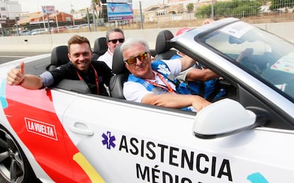 Mikel Martínez, en el coche de la Vuelta.