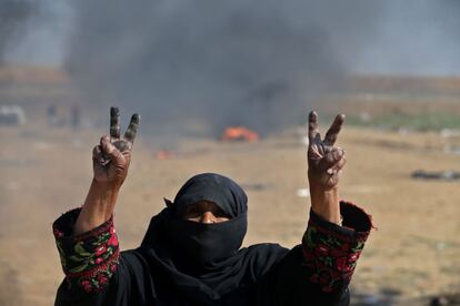 Una mujer palestina hace el signo de la 'V' de victoria al este de Jabalia, en el centro de la Franja de Gaza.  