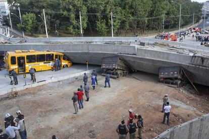 Os serviços de emergência tentam retirar os veículos sob o viaduto que desabou em Belo Horizonte.