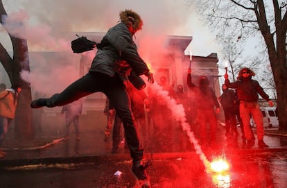 Activistas ucranianos encienden bengalas frente al consulado ruso durante una manifestación en Kharkiv (Ucrania).