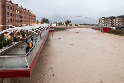 Crecida del cauce del río Guadalentín a su paso por Lorca (Murcia), este jueves.