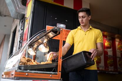 Guillén trabaja en un restaurante de pollo apanado en Bogotá.