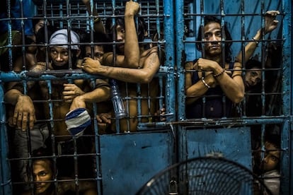 Imagem ganhadora do primeiro prêmio em Histórias na categoria de 'Notícias da atualidade', captada pelo fotógrafo Daniel Berehulak, de The New York Times. A foto, titulada 'They Are Slaughtering Us Like Animals' (eles estão nos matando como animais), mostra um grupo de presidiários em uma delegacia em Manila, Filipinas.